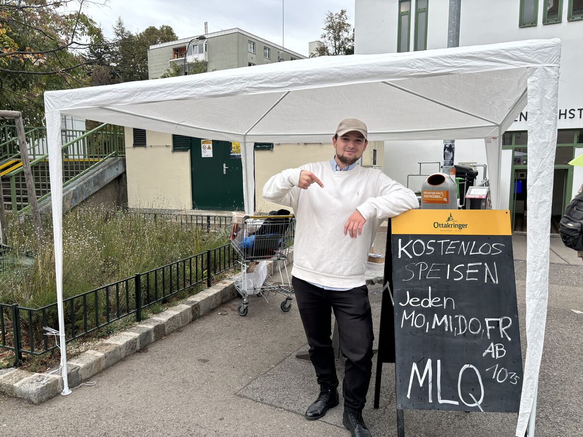 Mario Orth bei seiner kostenlosen Essensausgabe in der Krottenbachstraße in Wien-Döbling